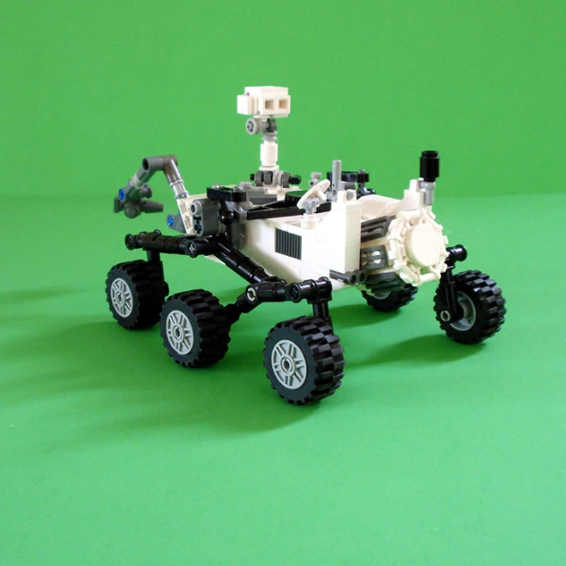 

Модель корабля MOC Moon Rover, летающая фотосессия