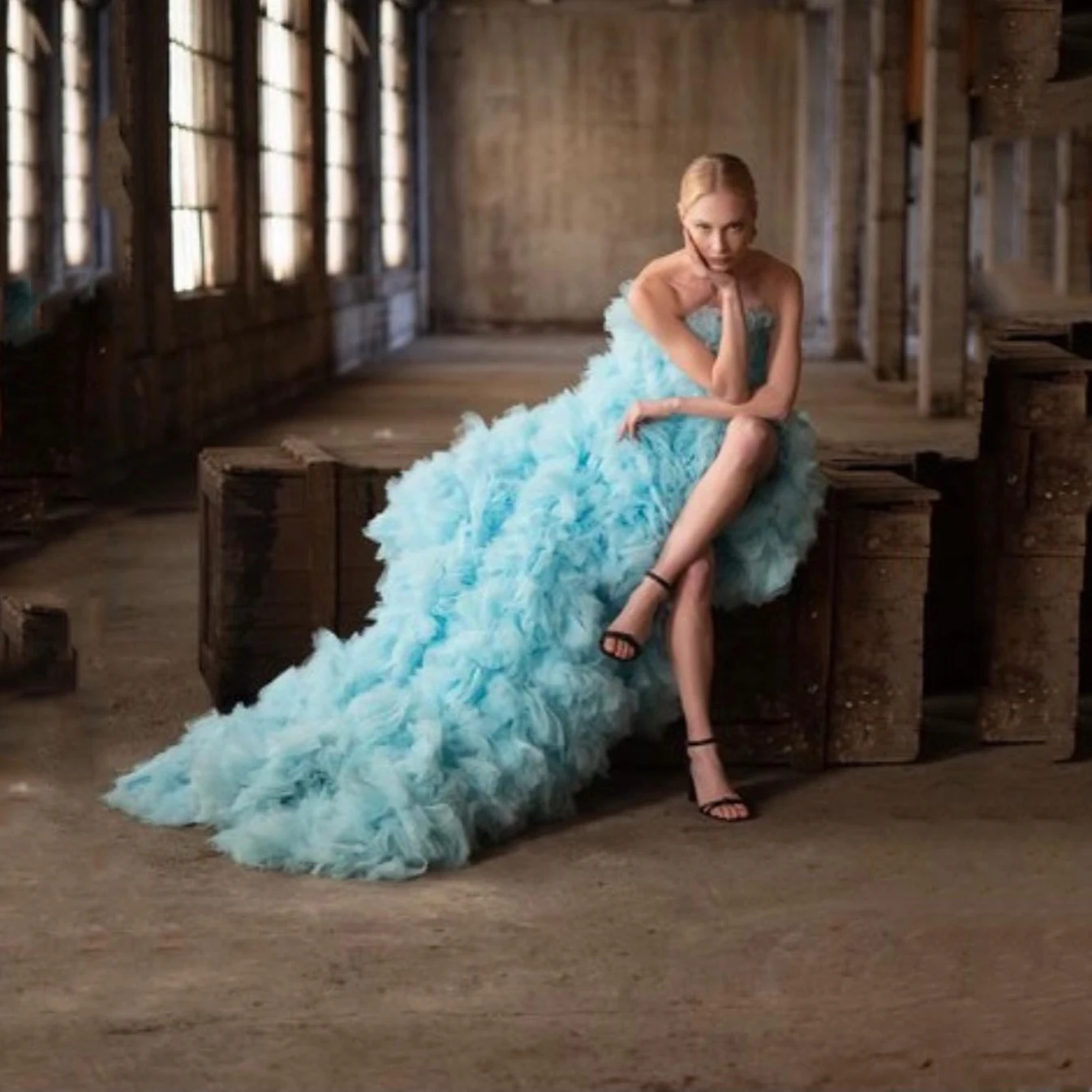 

Fluffy Floral Prom Dress Strapless Sleeveless Ruffles Tiered Tulle Ball Gown Sweep Train Women Elegant Evening Party Gowns
