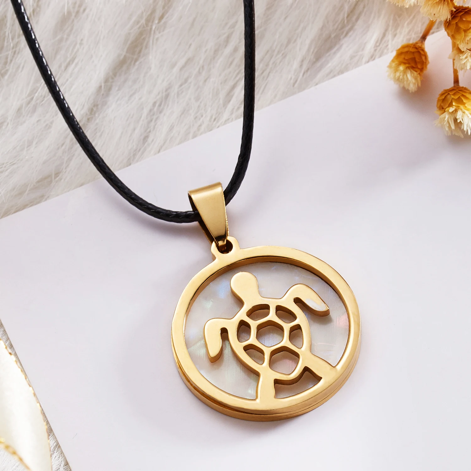 

Trendy Golden Color Round Hollow Stainless Steel Animal Pendant Necklace Women Men Fashion Jewelry Party Gifts 2021 New Style