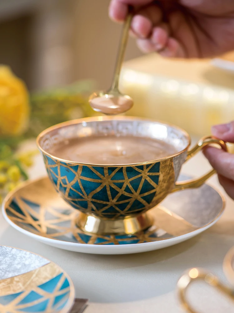 

European Ceramic Coffee Cup Set Gold Rim Small Royal Luxury Tea Cup Set Saucer Spoon Bone China Tazas De Cafe Drinkware EB50BD