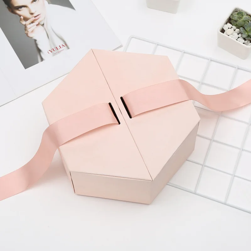 Подарочная коробка на день рождения высококлассная с шестигранным узором для