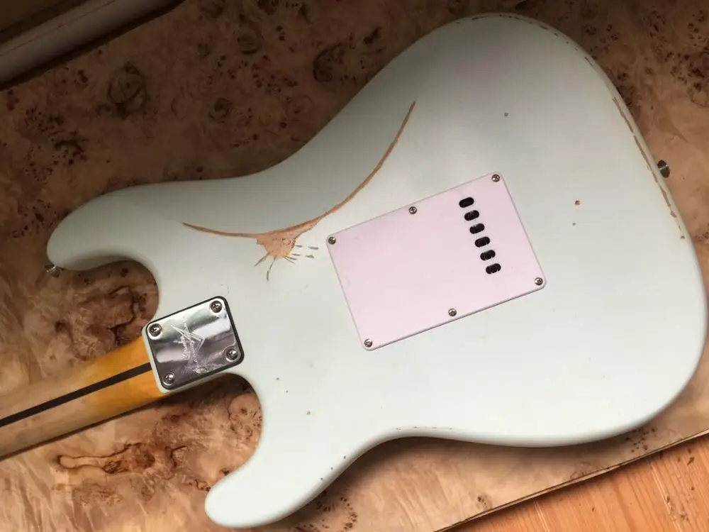 En stock Guitarra elуглеводородная рельефная древесина. El día se desvanece para hacer повторные