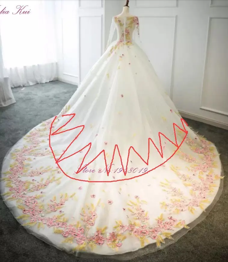 

Свадебное платье-трапеция с вырезом сердечком и шлейфом