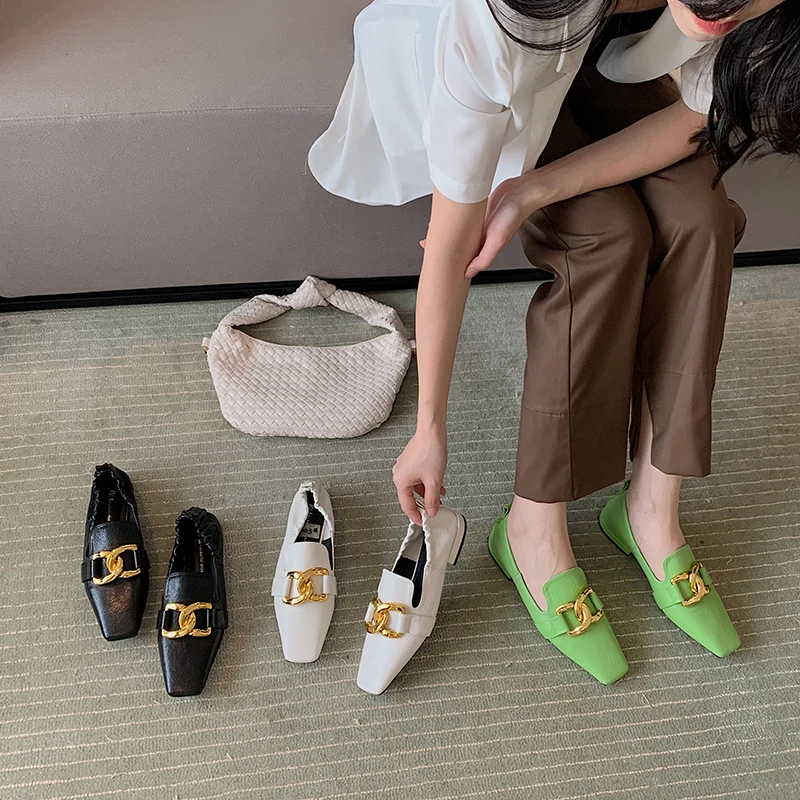 

Женские мюли без застежки, черные, белые, зеленые туфли на плоской подошве с квадратным носком, с металлической цепочкой, лоферы на плоской п...