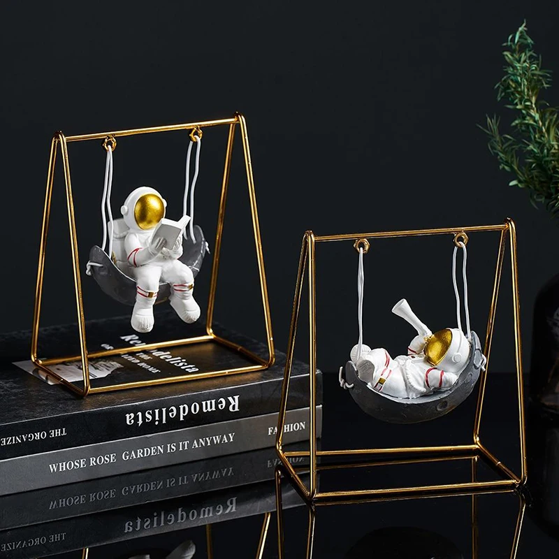 

Creative Swing Astronaut Miniature Model Desktop Decoration Ornaments Wall Hnaging Artware Figurines Home Decoration Furnishings