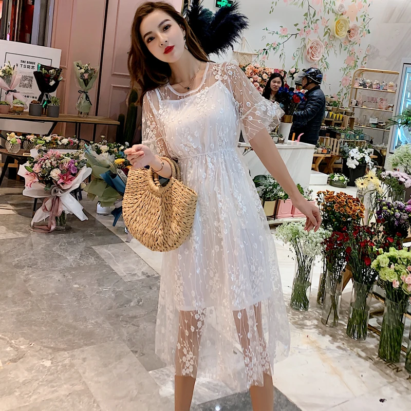 Летнее женское фатиновое платье с коротким рукавом милое кружевное вышивкой