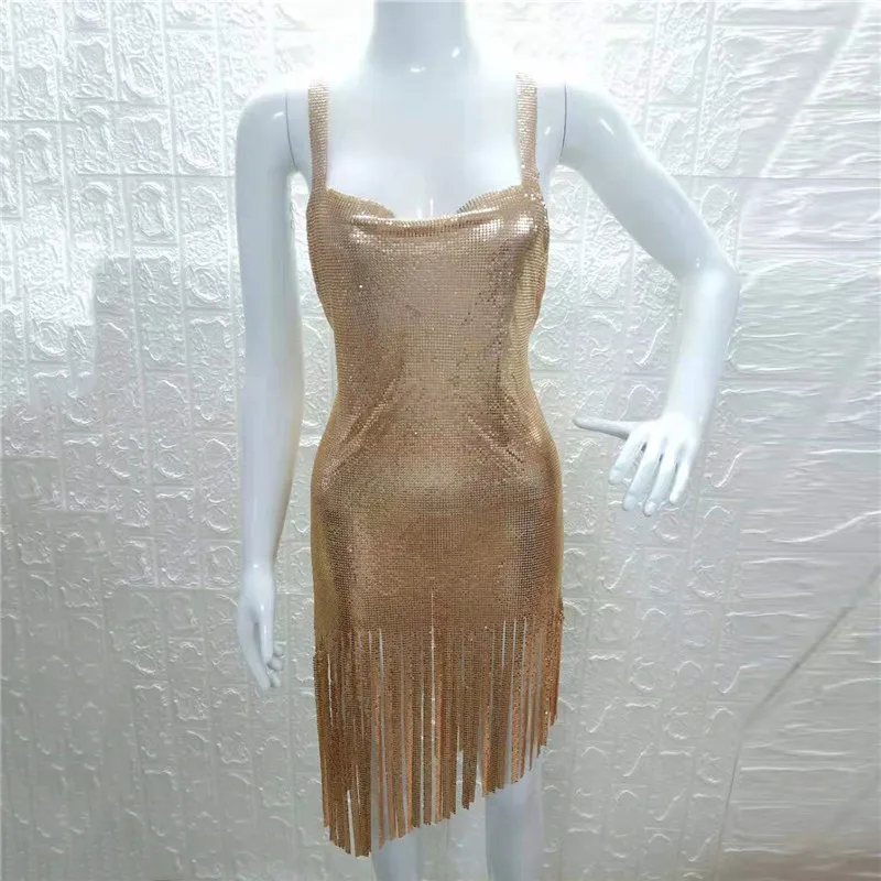 Блестящее мини-платье с кисточками и блестками перекрещивающимися лямками
