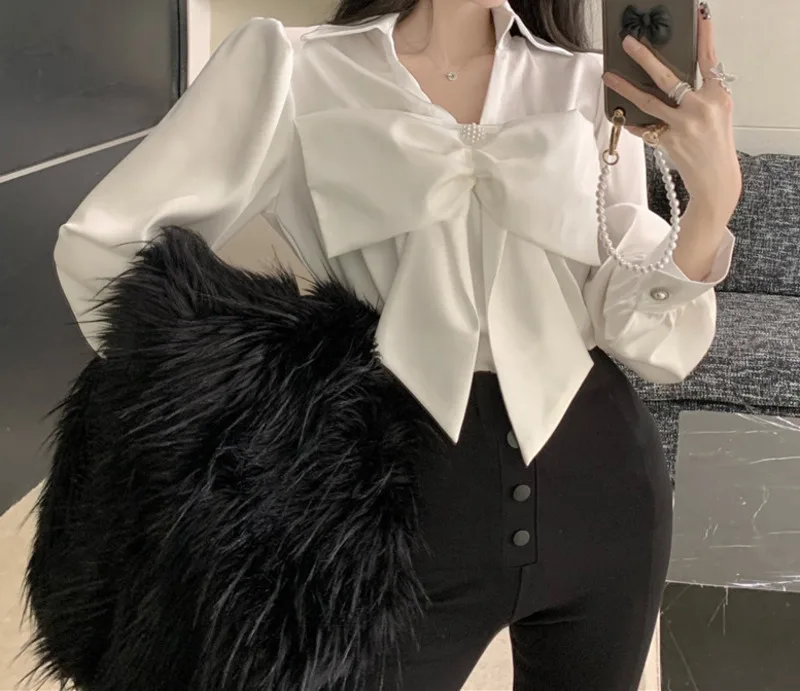 Женская рубашка свободного покроя белая с длинным рукавом и дизайном во