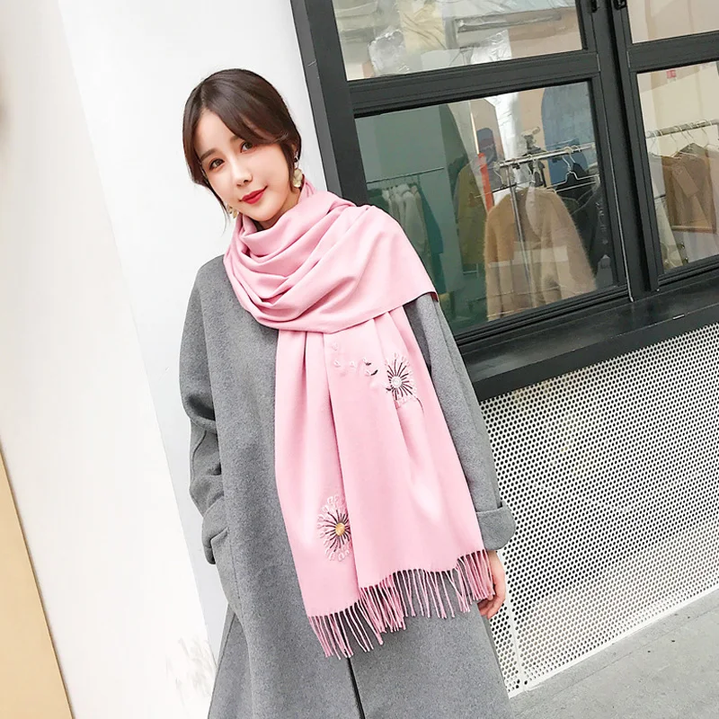 Серый теплый палантин осенне-зимний женский длинный шарф с вышивкой одуванчика