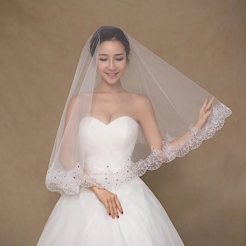 Вуаль свадебная фата цвета слоновой кости с кружевной каймой однослойная