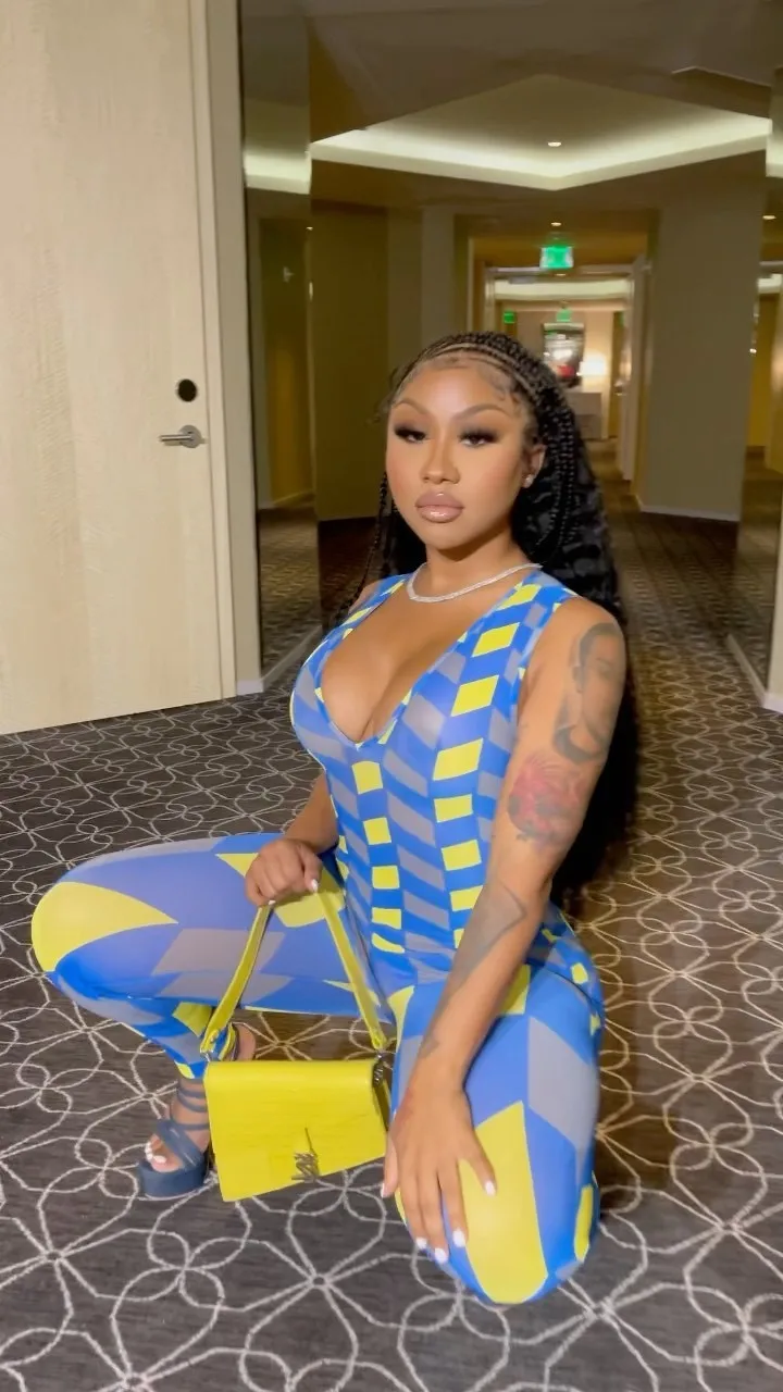 Женский комбинезон без рукавов с открытыми плечами |