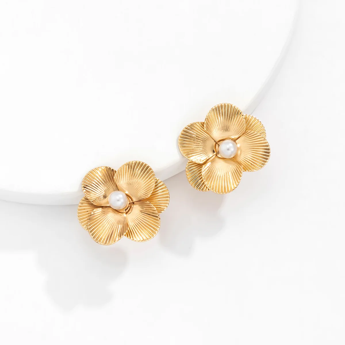 

Korean Simple Gold Flower Metal Stud Earring For Women Ladies Flowers Pearl Earrings Girl Party Wedding Engagement Jewelry