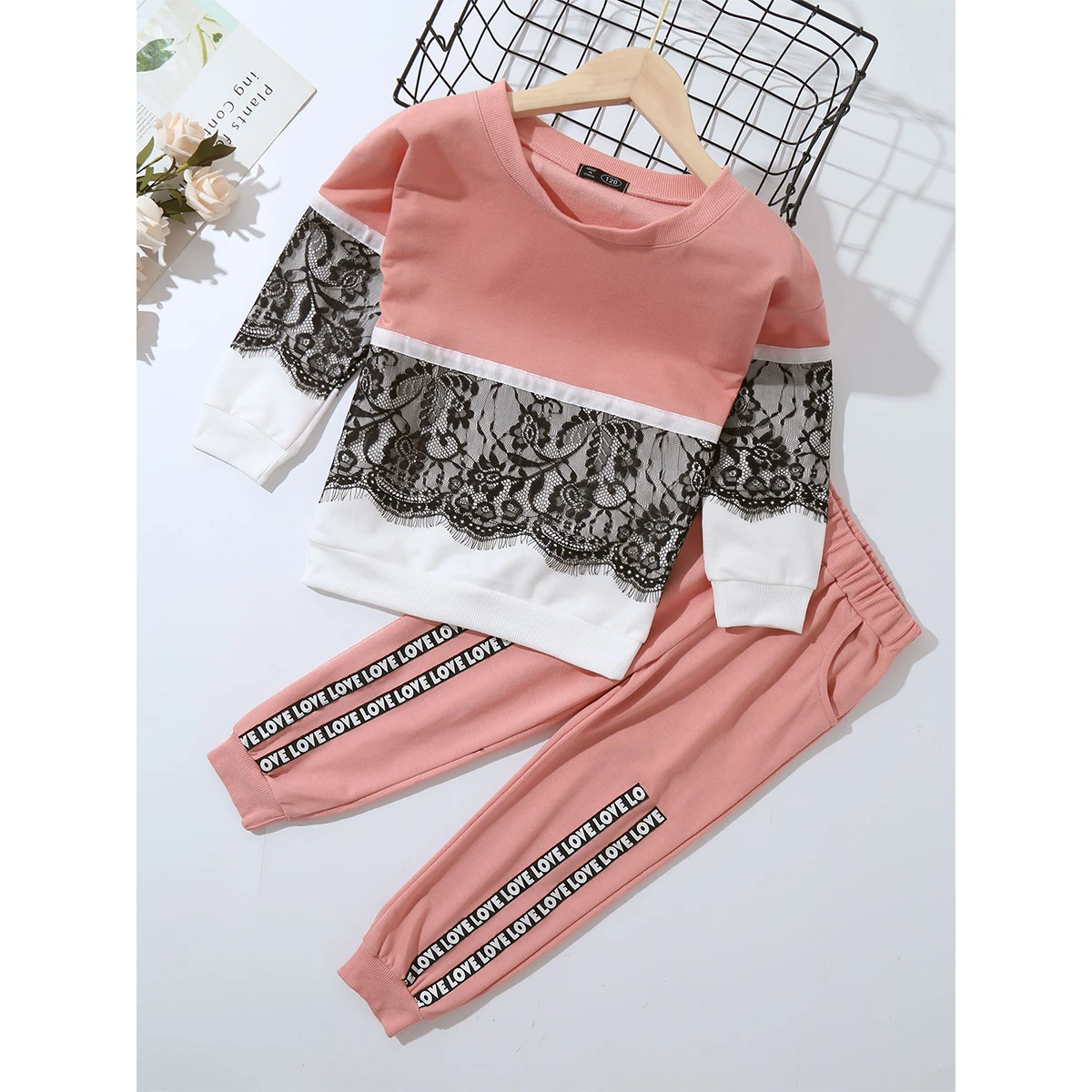 

Kids Girls Autumn Winter Clothes Set Fashion Patchwork Lace Embroidered Sweatshirts Letters Printed Pants Girl Tracksuit Outfits