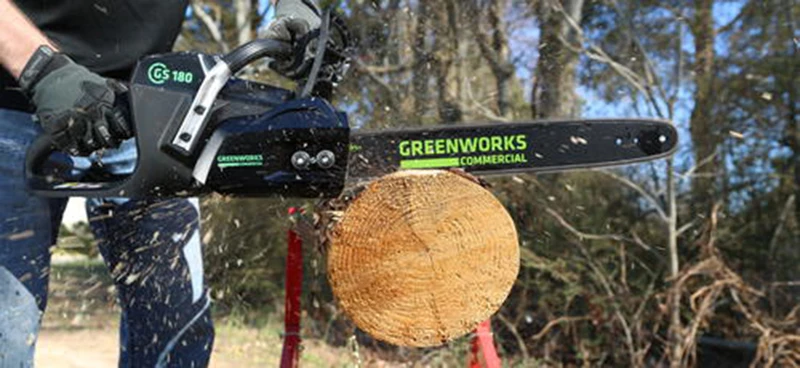 Новое поступление GreenWorks Pro GCS180 2001902 82 в 18-дюймовые аккумуляторная цепная пила 5Ah Li-Ion Батарея Зарядное устройство входит в комплект