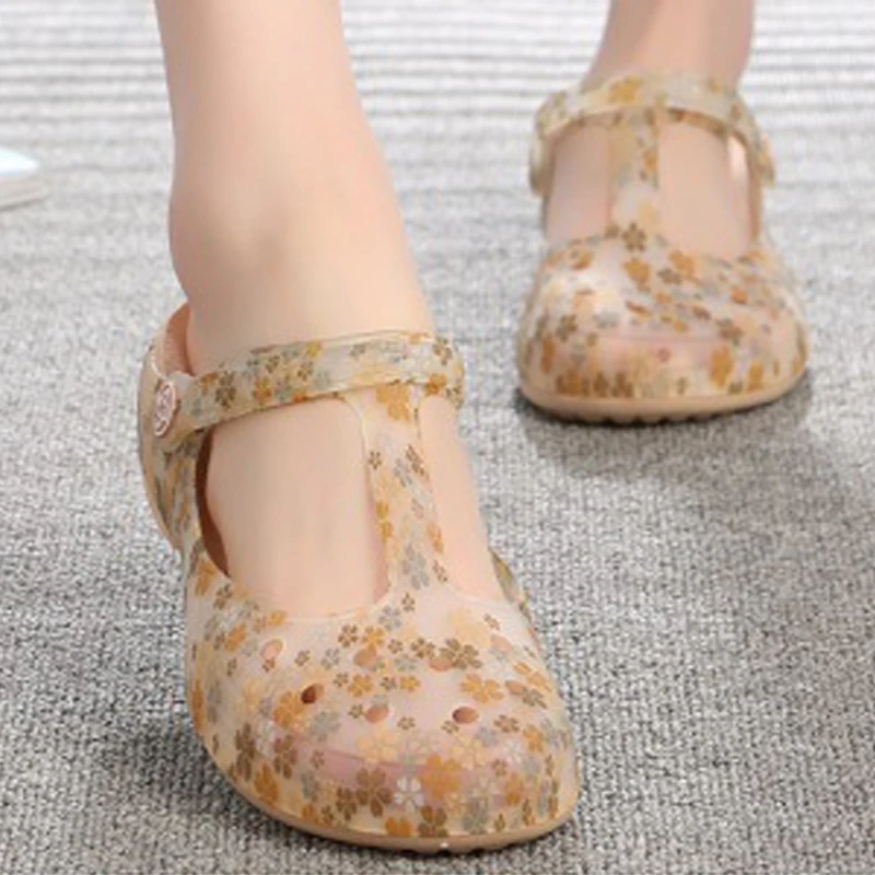 

Fashion Beach Slippers Women Outdoor Summer New Hole Shoes Female Flat-Bottomed Version of All-Match Print Baotou Jelly Slippers