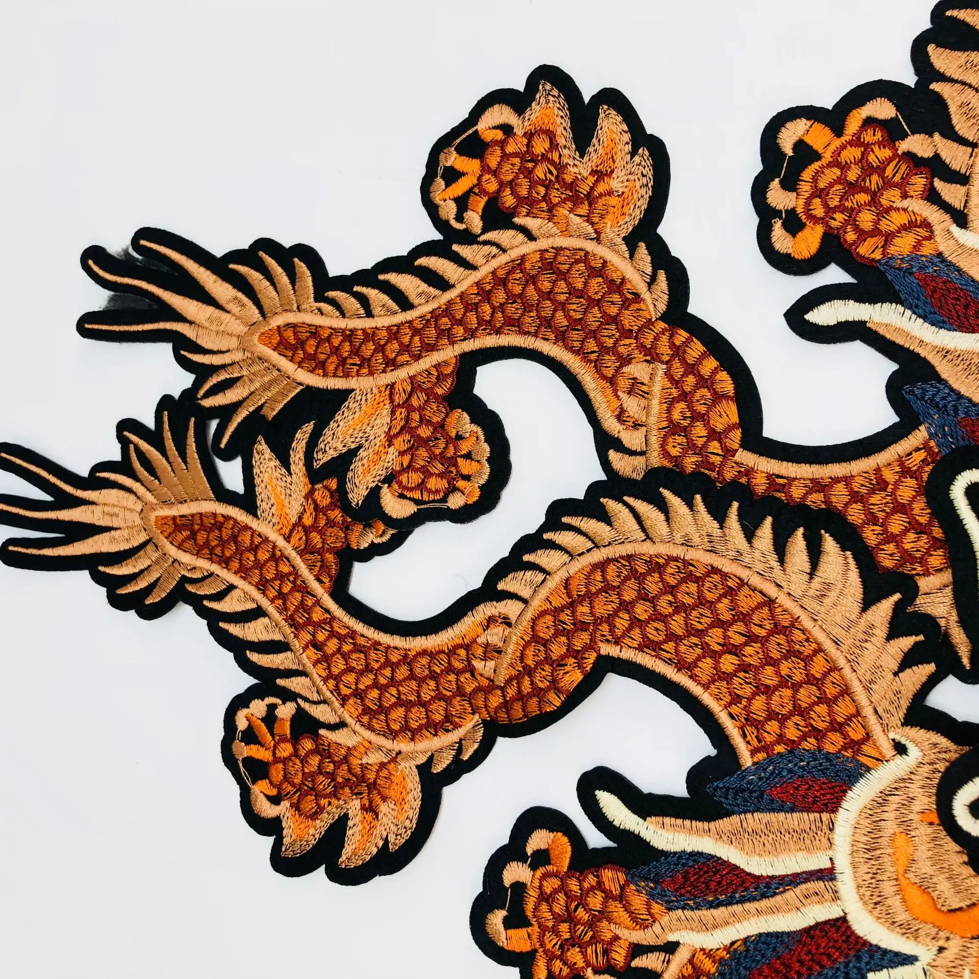 Утюжок на комплекте с вышитыми нашивками драконов 4 шт. маленькие нашивки для