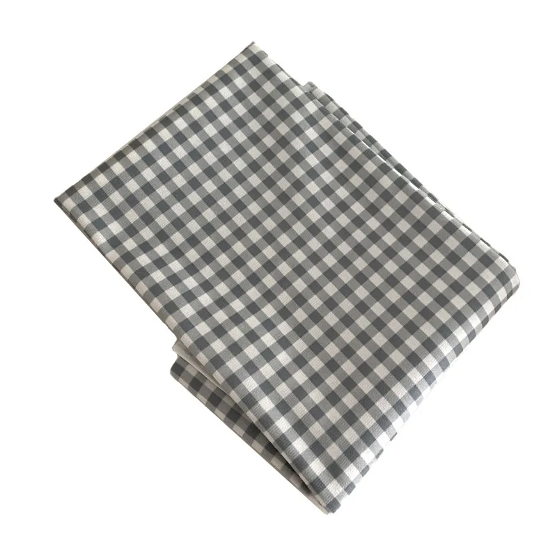 Фотография с блогером "нет рекламы" на фоне клетчатого стола в стиле мягкого домашнего декора.