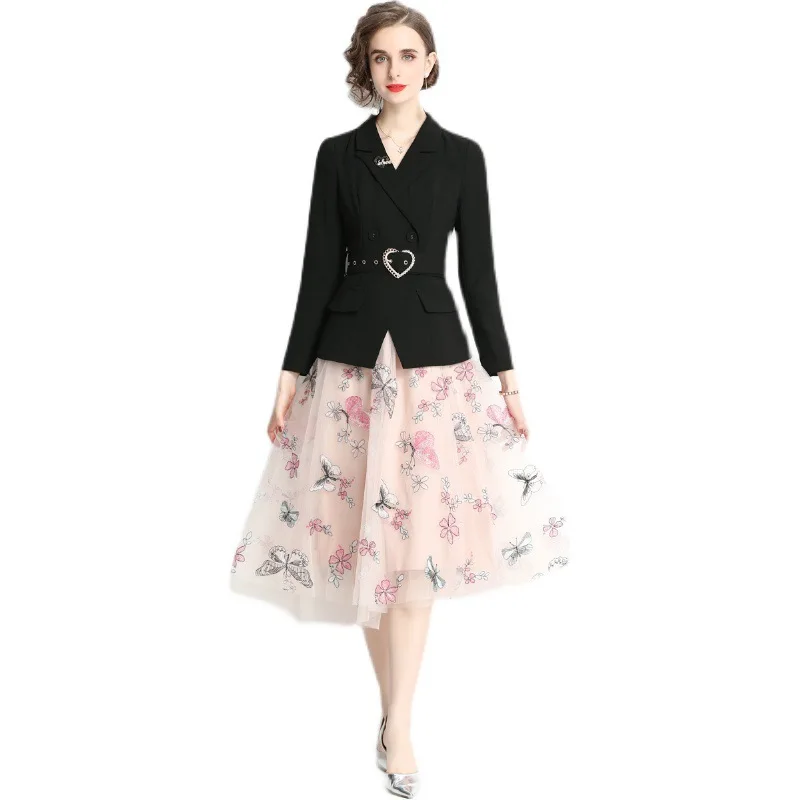 Костюм с длинным рукавом и пышная юбка-бабочка вышивкой