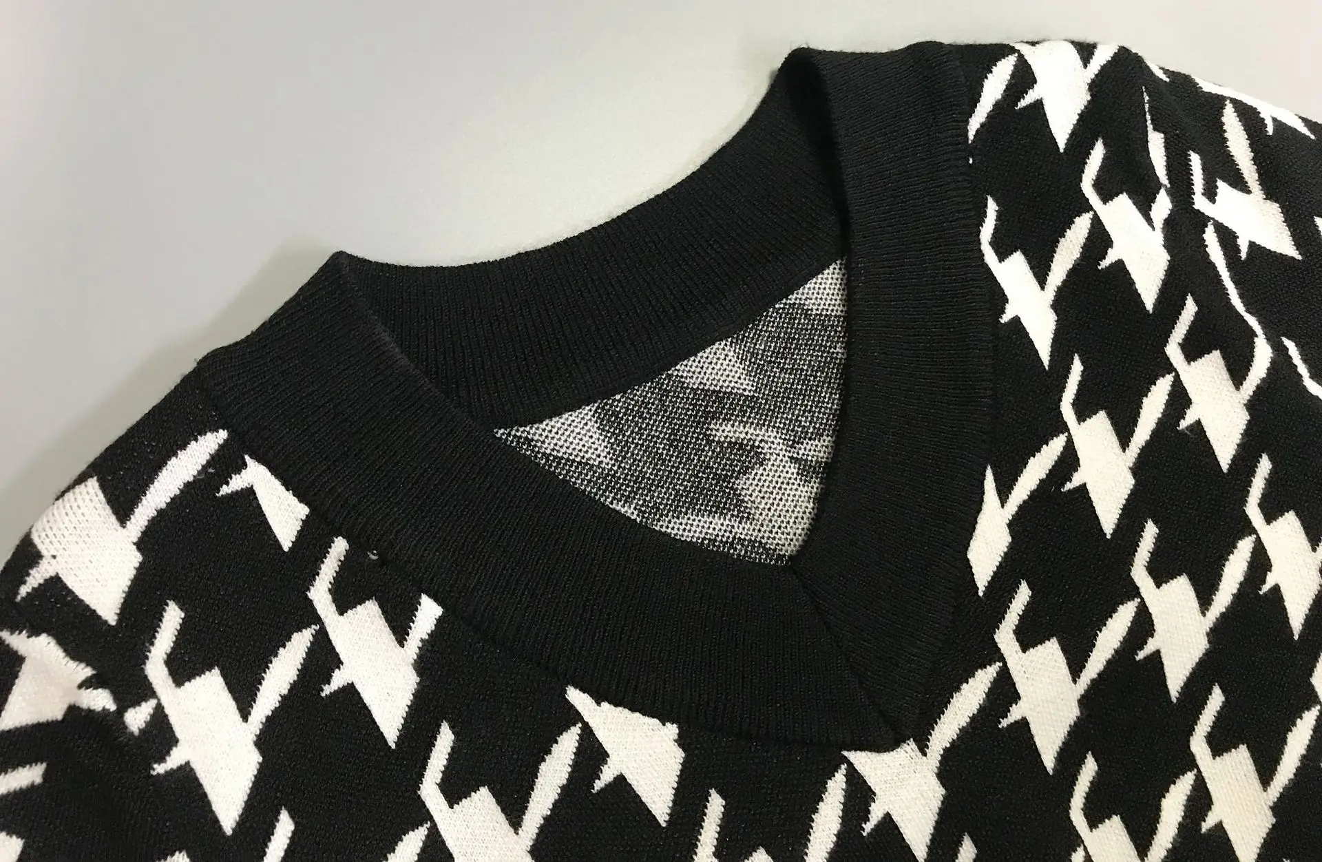 

Hot Sale Womens Casual Long-sleeved Knitwear Autumn Fashion Houndstooth V-neck Pullover Short Style Top