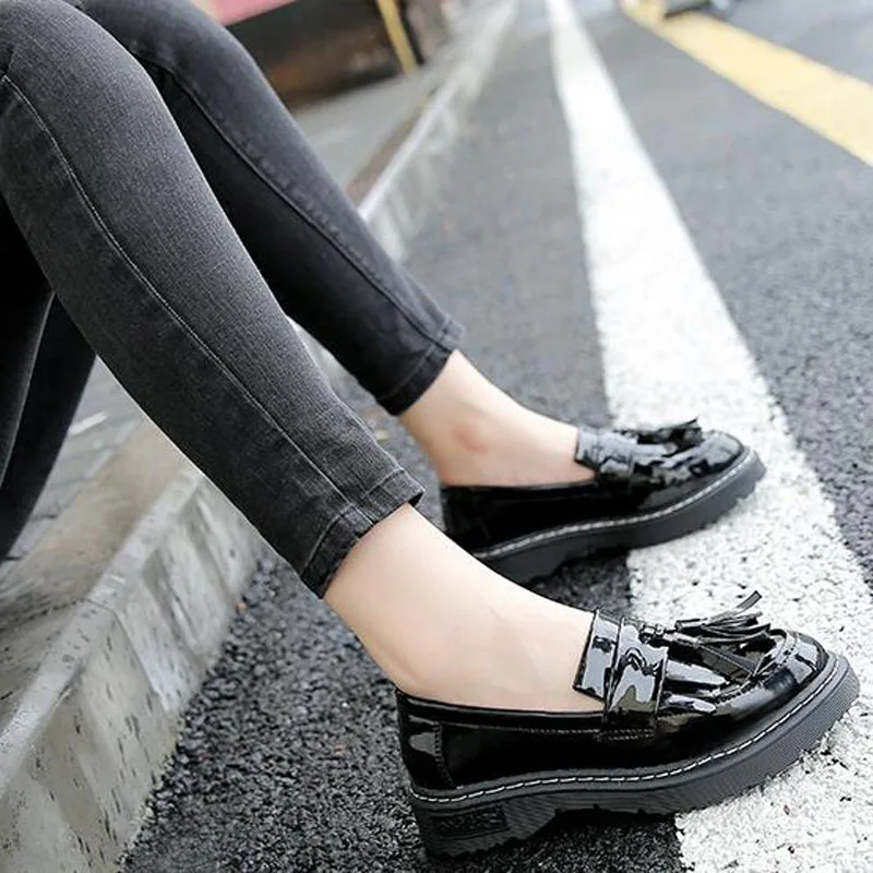 Брендовая обувь с перфорацией типа броги женская ярких цветов на платформе