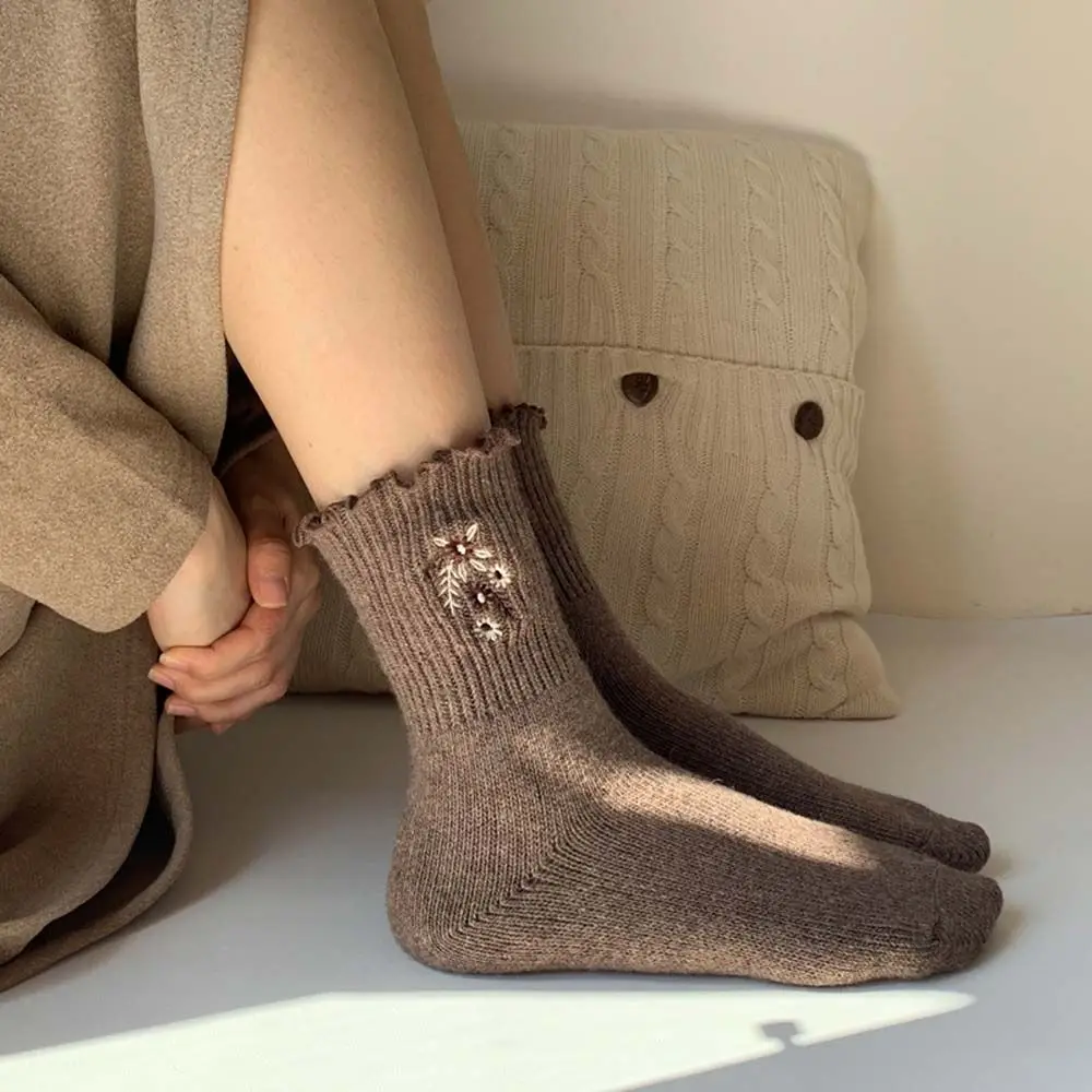 

Женские Чулочные изделия, кружевные толстые кружевные женские носки с цветочным узором в стиле колледжа, шерстяные носки, носки средней дли...