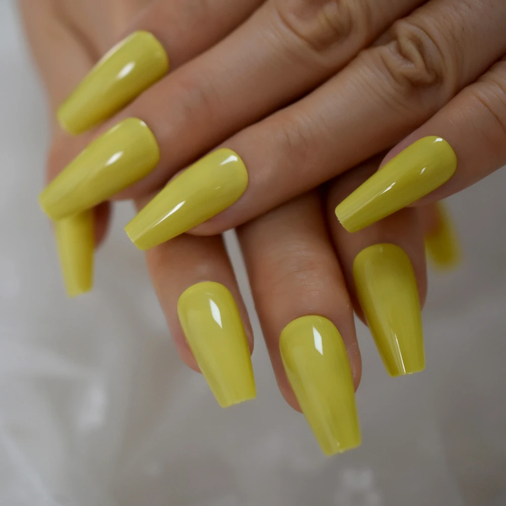 Блестящие желтые летние ногти красивой формы конические гробы накладные полное