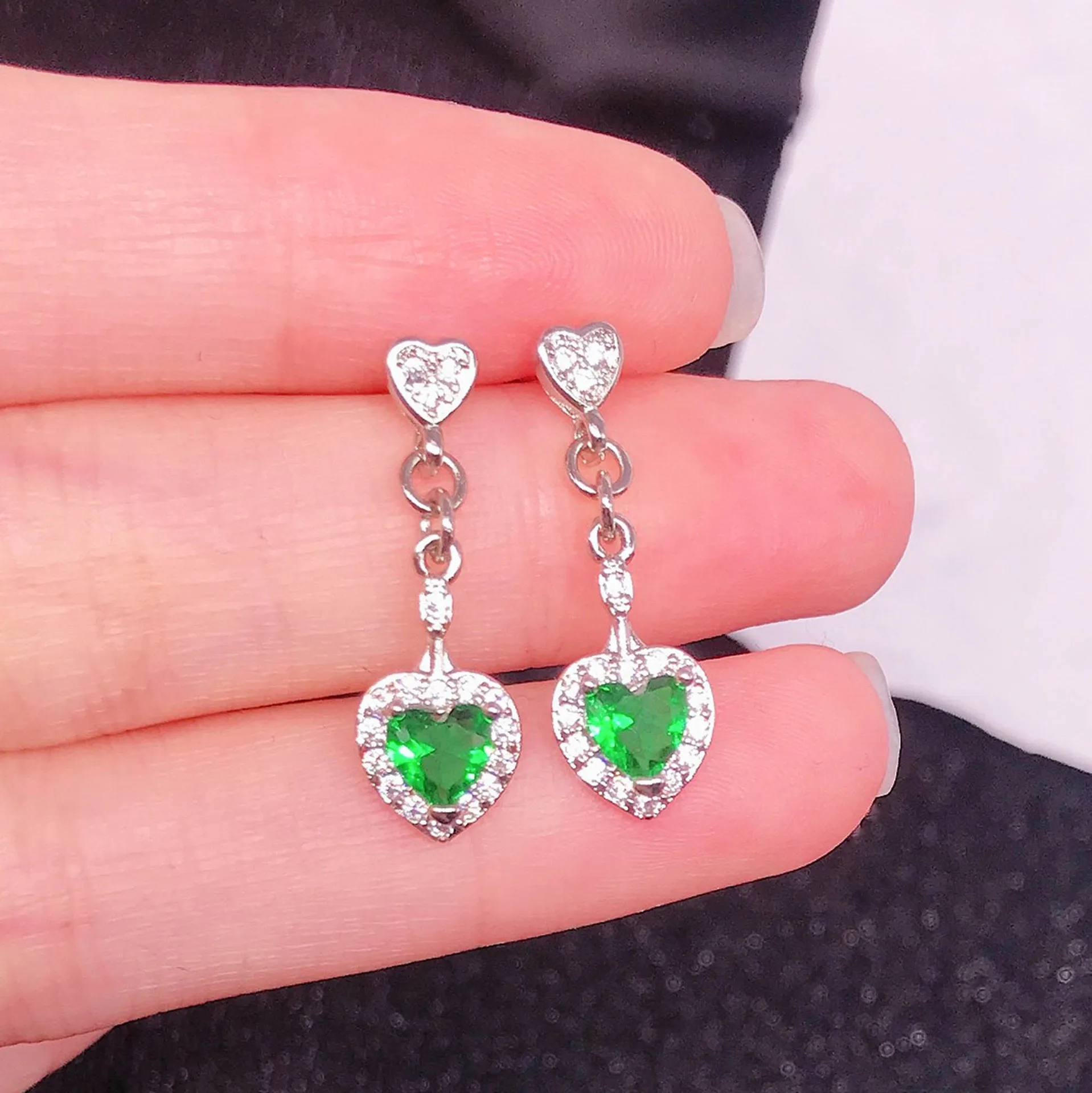 

Luxury Female Heart Shape Lab Emerald Drop Earrings Fashion SSilver Color Dangle Long Earring Engagement Party Gifts、