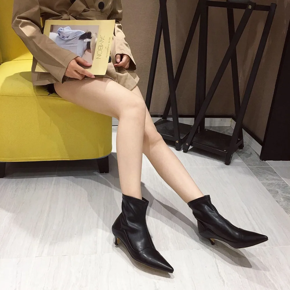 Bootee/женские ботинки г. Обувь с острым носком женские ботинки Martins на низком каблуке со шнуровкой женские ботильоны на резиновой подошве с острым носком