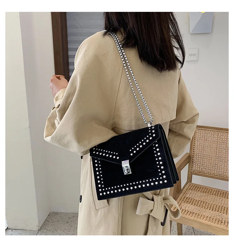 

Дизайнерские кожаные сумки через плечо для женщин 2022 роскошная сумка через плечо с заклепками на цепочке женские модные маленькие сумочки