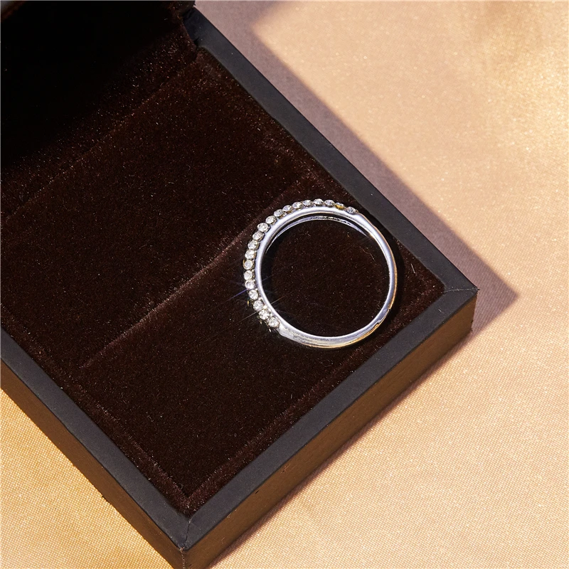 

Fashionable Black and White Zircon Ring Romantic and Exquisite Women's Banquet Accessories Luxury Temperament Charm Jewelry Gift