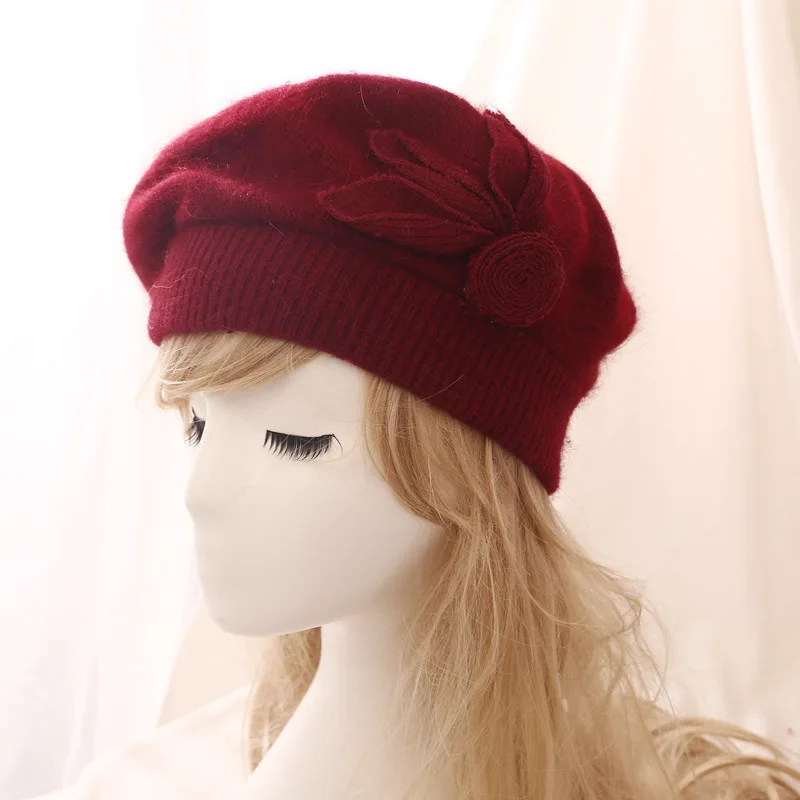 Осенне зимние женские шапки береты из кроличьего меха украшенные цветами модные