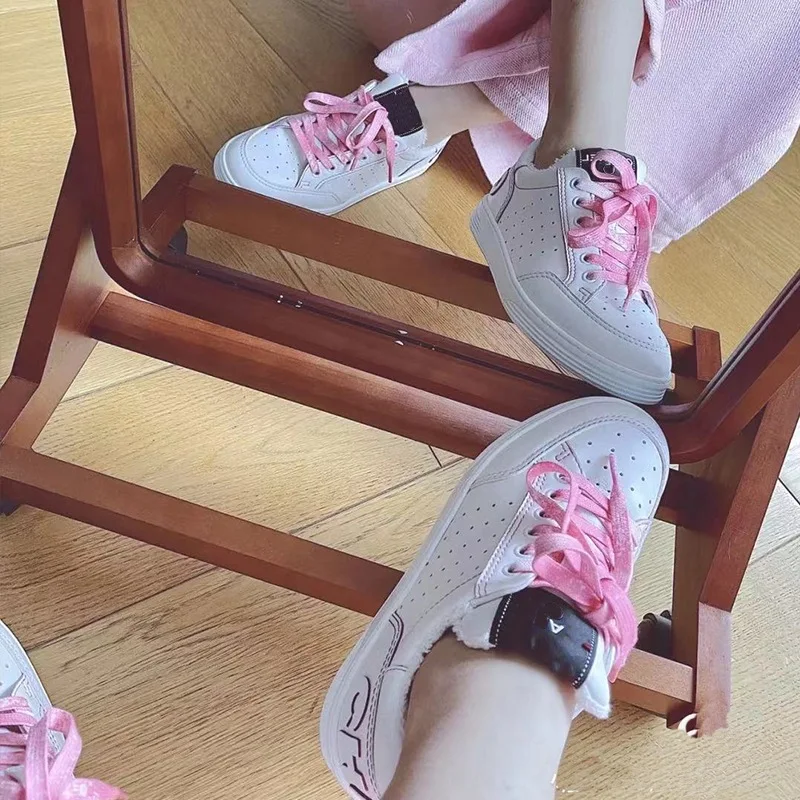 

2021 spring and summer new small fragrance leather leisure sports lace flat thick bottom black and white white shoes women