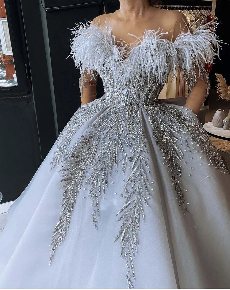 

Кружевное бальное платье с аппликацией, круглым вырезом и длинными рукавами