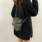 Женская сумка-седло с заклепками и бахромой, из ПУ кожи