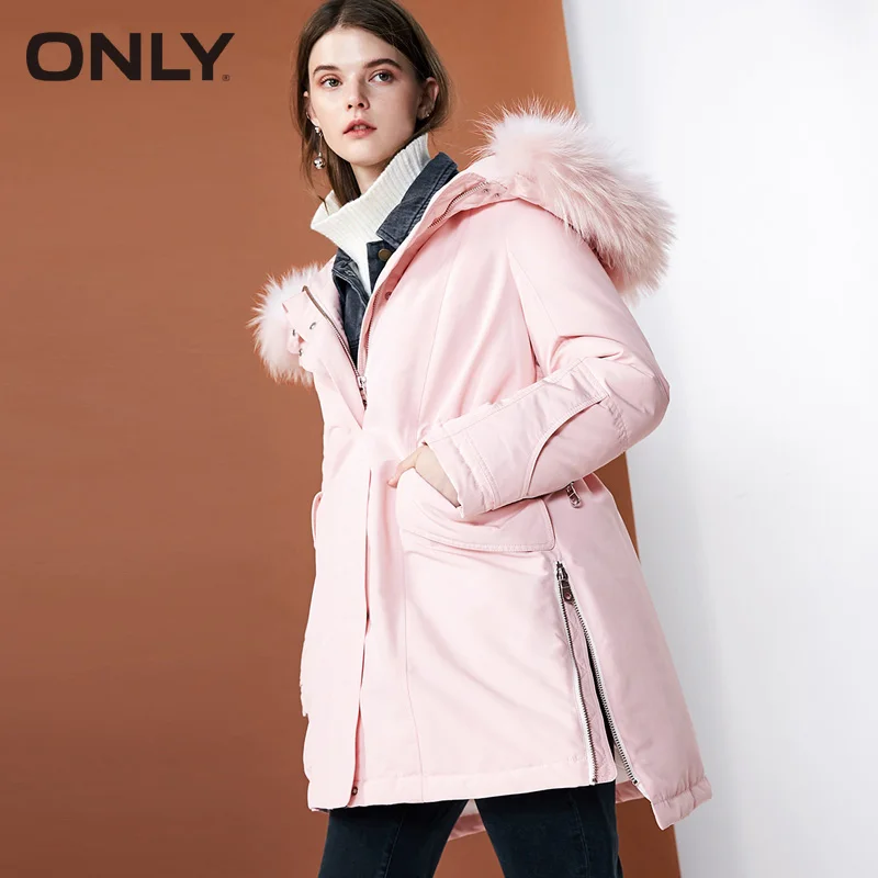 Только зимняя двухцветная куртка средней длины с длинными рукавами из меха енота