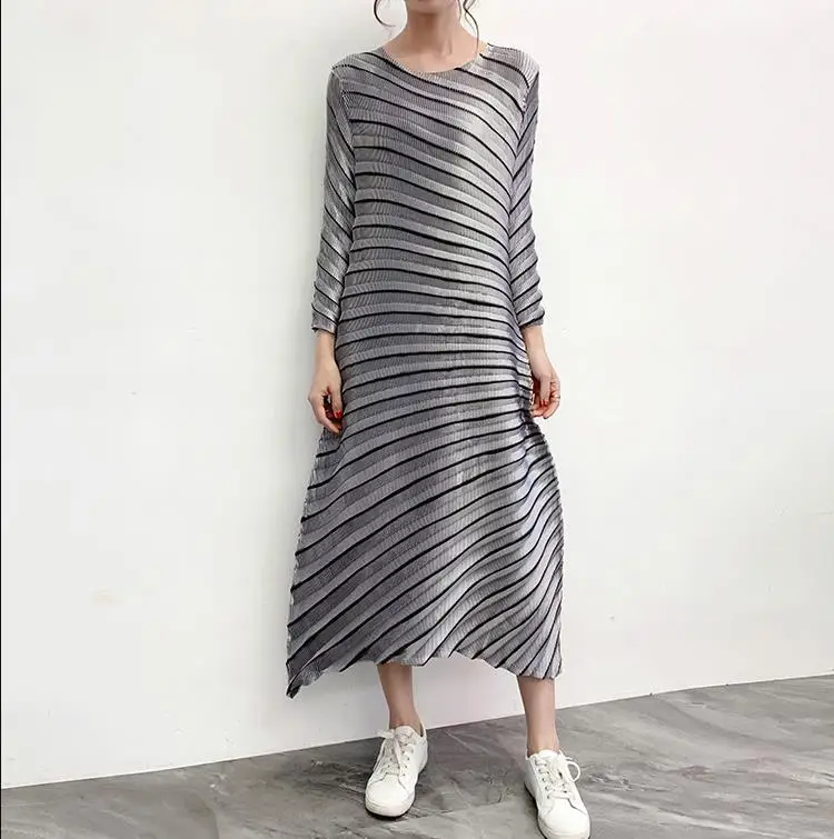 Серый MIYAKE сложить тяжелой промышленности платье осень и зима новые с подогнутыми концами Нижние Платья Серебро Большой размер длинное платье для женщин - Цвет: Серый
