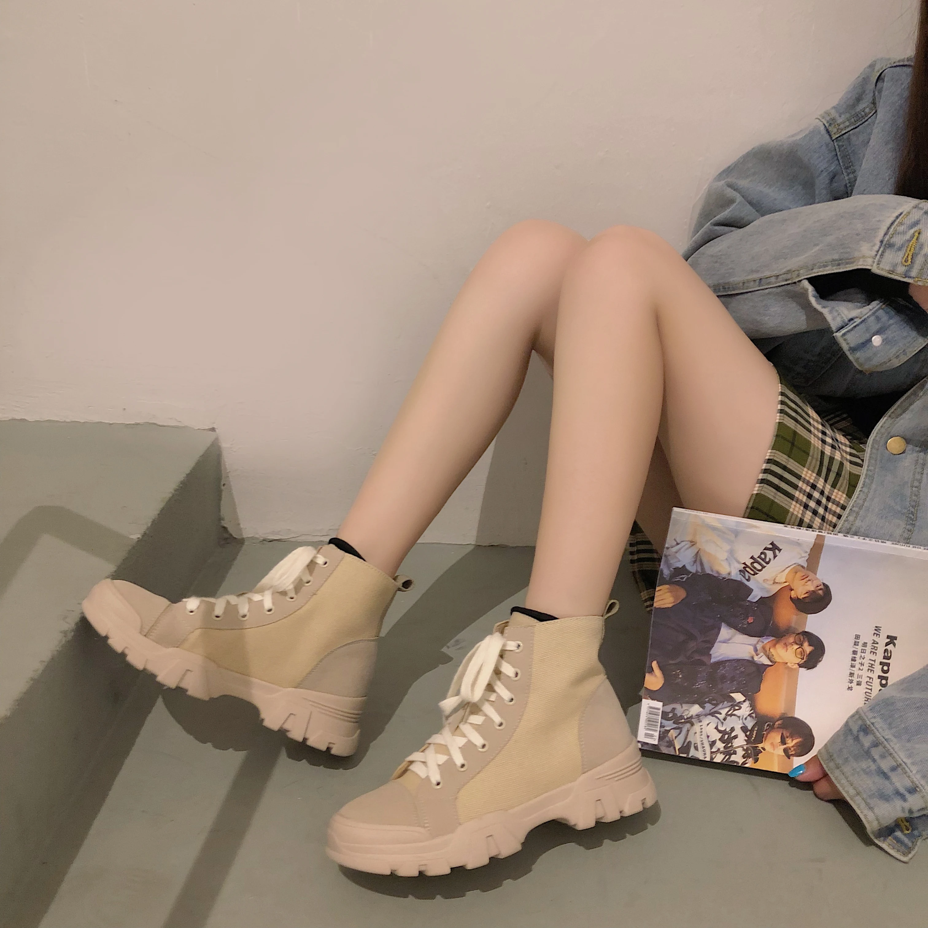 Зимние женские Ботинки бежевые однотонные ботильоны на платформе со шнуровкой и
