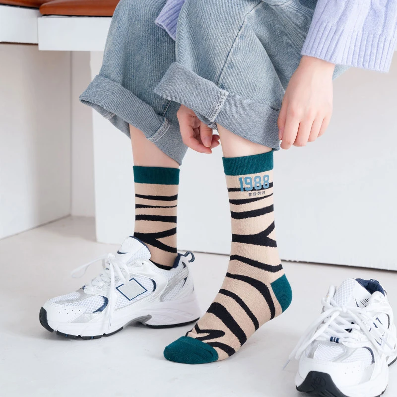 

New Arrive Winter Thick Cotton Zebra Stripe Street Fashion Kawaii Korea Style Woman INS Skateboard Casual Middle Tube Socks