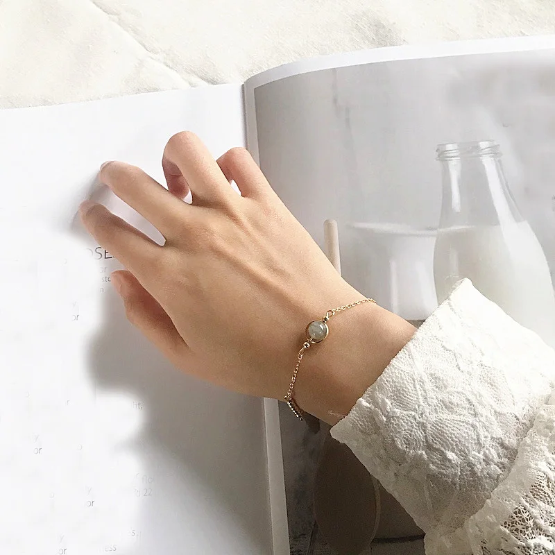 

Girl Fashion Simple Transfer Bead Golden Bracelet White Pearl Jewelry Bracelet 2021 Travel Bracelet