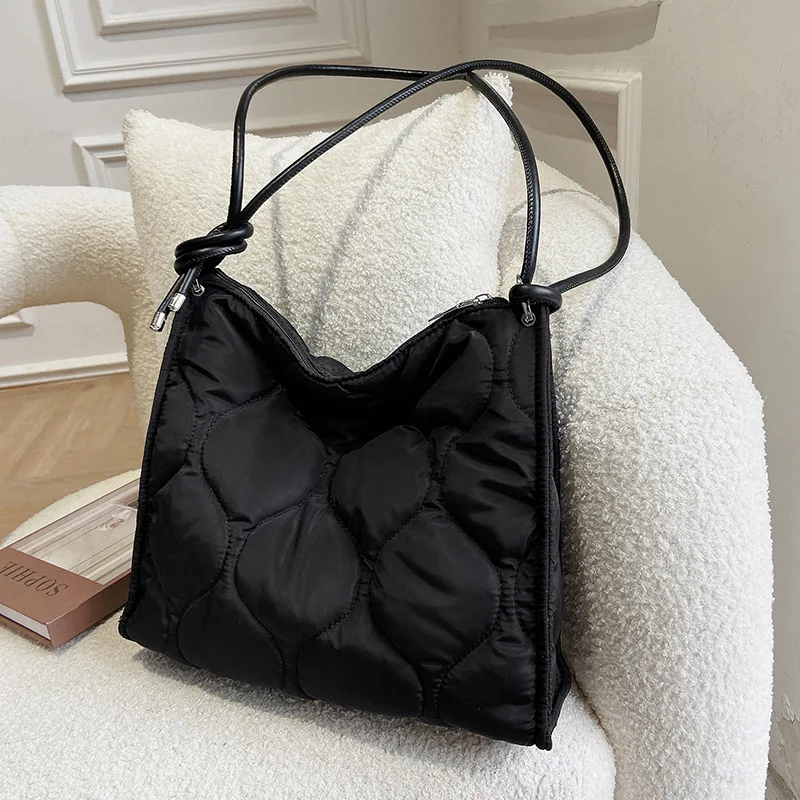 

Дизайнерская зимняя вместительная сумка на плечо для женщин, саквояж кросс-боди, вместительный тоут с хлопковой подкладкой и пухом из перье...