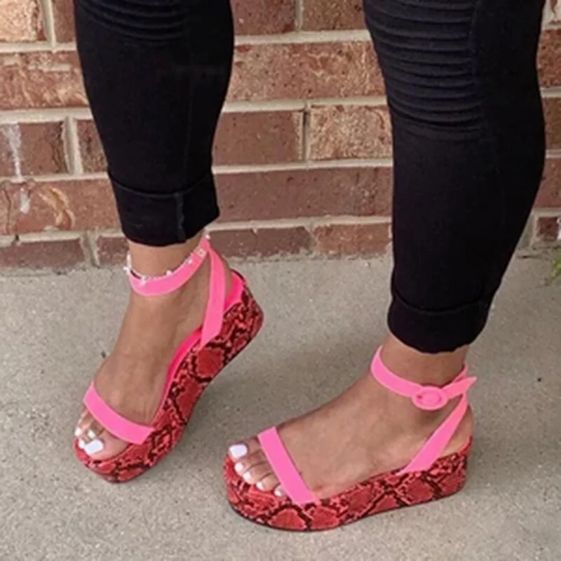 Женские сандалии-гладиаторы с пряжкой на ремешке со змеиным принтом