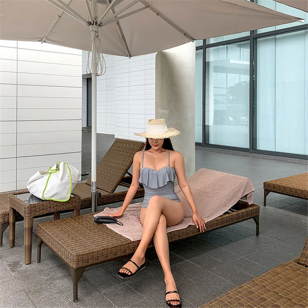 Цельный женский купальник бандо однотонный монокини с оборками плиссированный