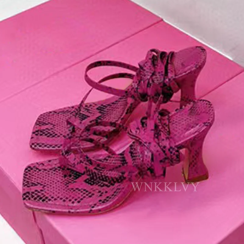 Женские сандалии со змеиным принтом модельные сандалии-гладиаторы на высоком