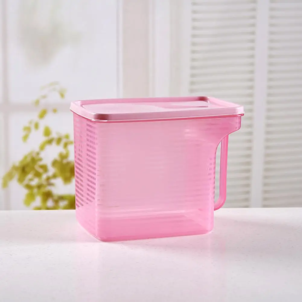 Домашний пластиковый ящик для хранения может быть наложен на холодильник с