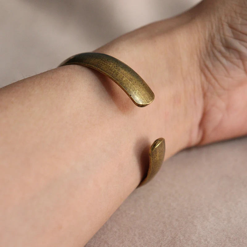 Винтажный медный браслет с геометрическим узором открывающийся из латуни для