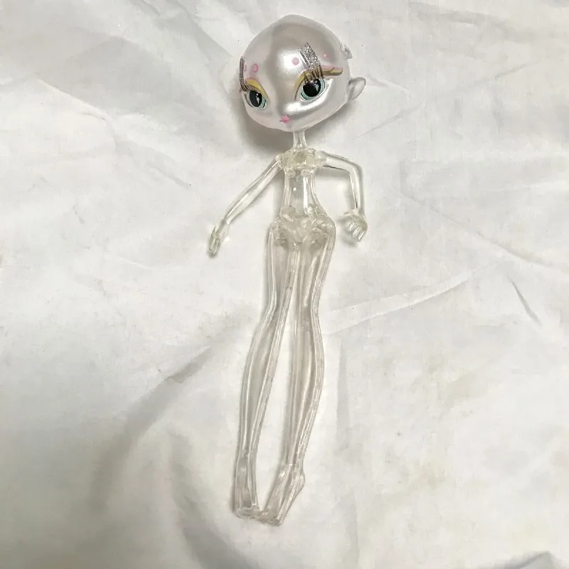 Прозрачная кукла. Стеклянная кукла. Стеклянная кукла. Куклы сестер поповых рекаст. Красивая кукла из стекла.