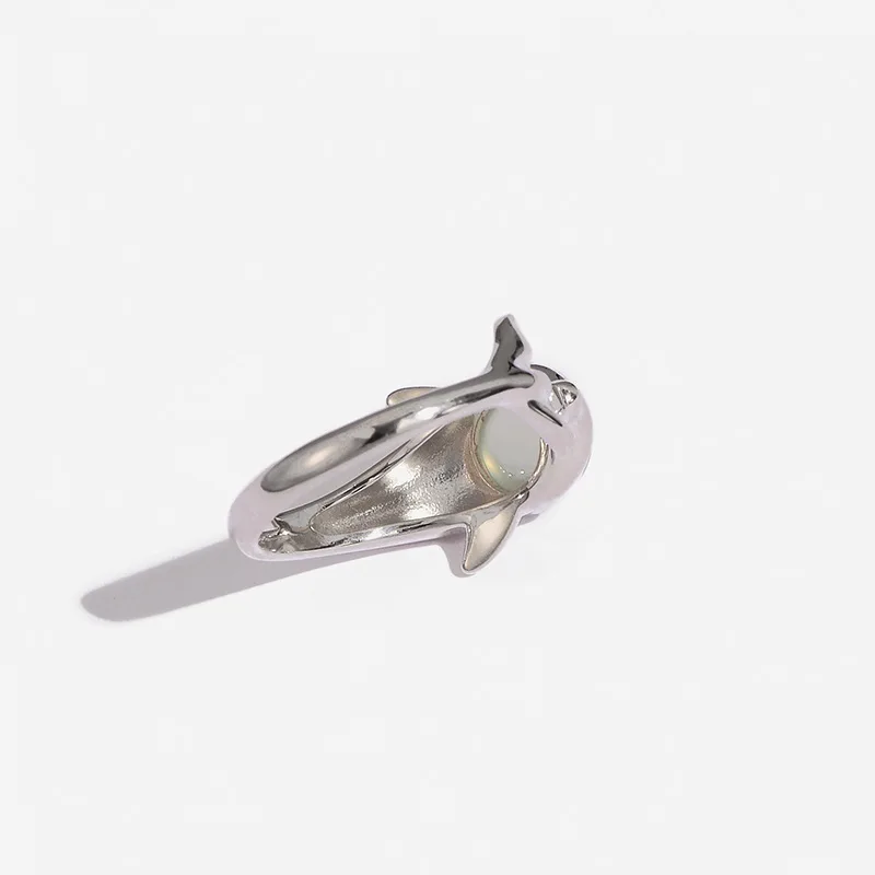 Кольцо женское из серебра 925 пробы с имитацией рыбки-пухе и натуральным камнем |