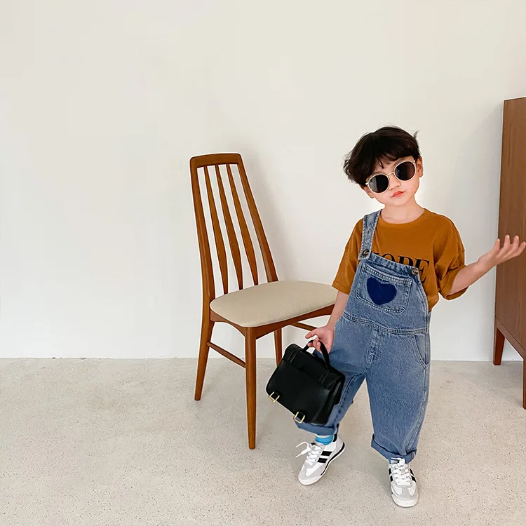 Модные джинсовые комбинезоны с сердечками в Корейском стиле весна 2021