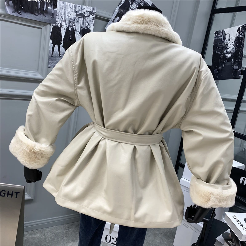 Купить 2021 Зимний новый стиль меховой отворот свободный пояс тонкий средней длины рабочие PU кожаная куртка плюс бархат толстый Модный женский