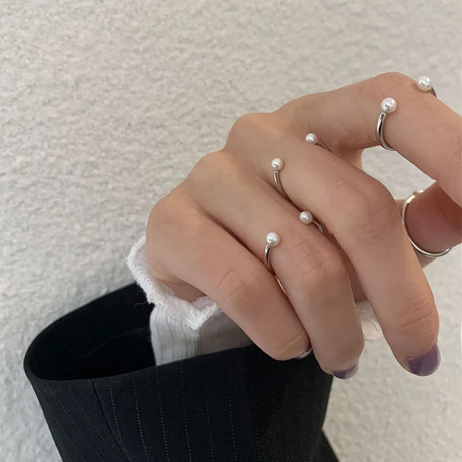 Минималистичные золотые кольца с двойными точками и открытым манжетом жемчужные